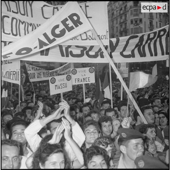 Manifestation en faveur de l'Algérie française avec la participation des jeunes moniteurs du CEMJA. [Description en cours]