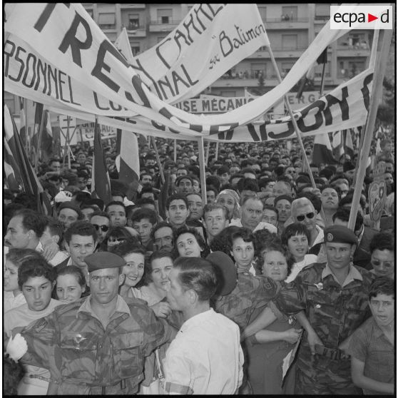 Manifestation en faveur de l'Algérie française avec la participation des jeunes moniteurs du CEMJA. [Description en cours]