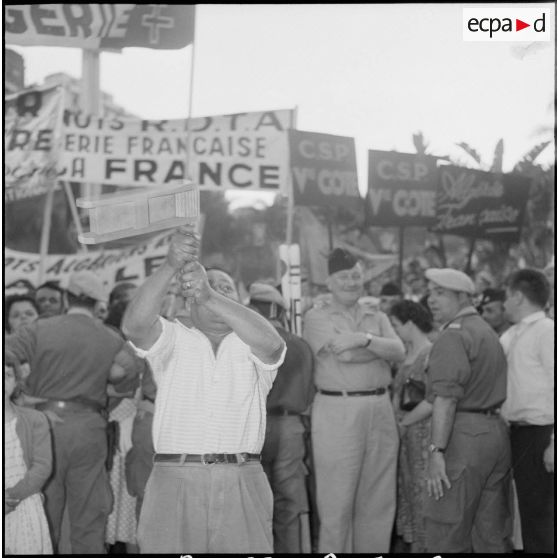 Manifestation en faveur de l'Algérie française avec la participation des jeunes moniteurs du CEMJA. [Description en cours]
