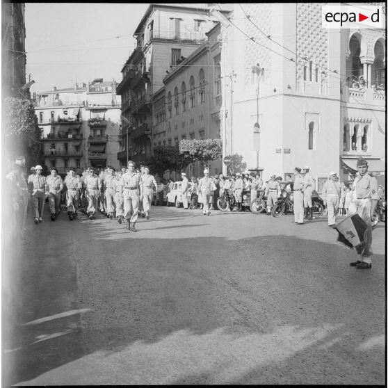 Manifestation en faveur de l'Algérie française avec la participation des jeunes moniteurs du CEMJA. [Description en cours]