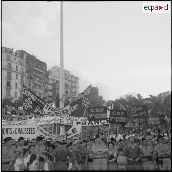 Manifestation en faveur de l'Algérie française avec la participation des jeunes moniteurs du CEMJA. [Description en cours]