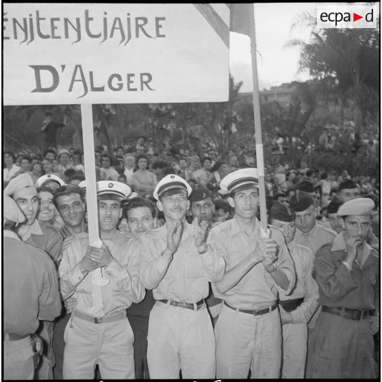 Manifestation en faveur de l'Algérie française avec la participation des jeunes moniteurs du CEMJA. [Description en cours]