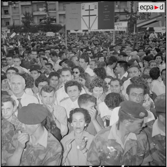 Manifestation en faveur de l'Algérie française avec la participation des jeunes moniteurs du CEMJA. [Description en cours]