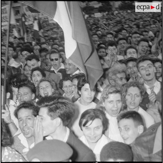 Manifestation en faveur de l'Algérie française avec la participation des jeunes moniteurs du CEMJA. [Description en cours]