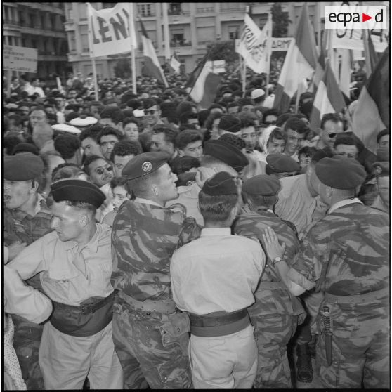 Manifestation en faveur de l'Algérie française avec la participation des jeunes moniteurs du CEMJA. [Description en cours]