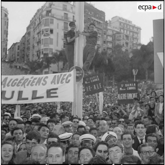 Manifestation en faveur de l'Algérie française avec la participation des jeunes moniteurs du CEMJA. [Description en cours]
