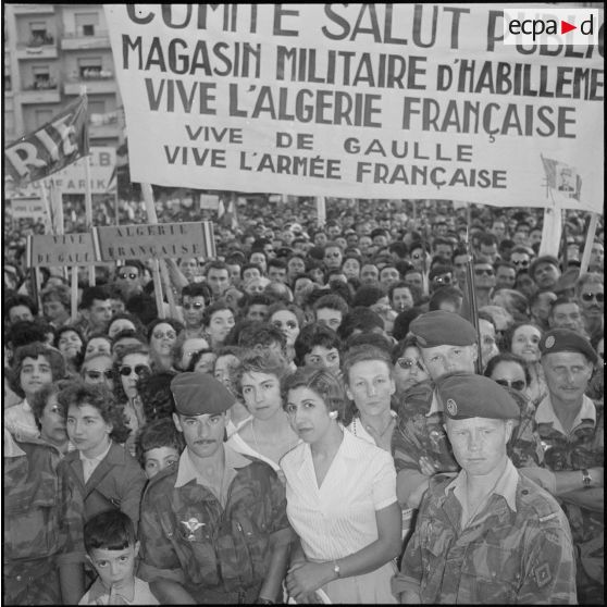 Manifestation en faveur de l'Algérie française avec la participation des jeunes moniteurs du CEMJA. [Description en cours]