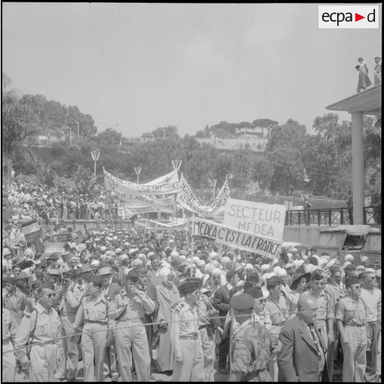 Manifestation en faveur de l'Algérie française. [Description en cours]