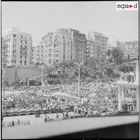 Manifestation en faveur de l'Algérie française. [Description en cours]
