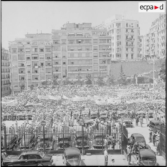 Manifestation en faveur de l'Algérie française. [Description en cours]