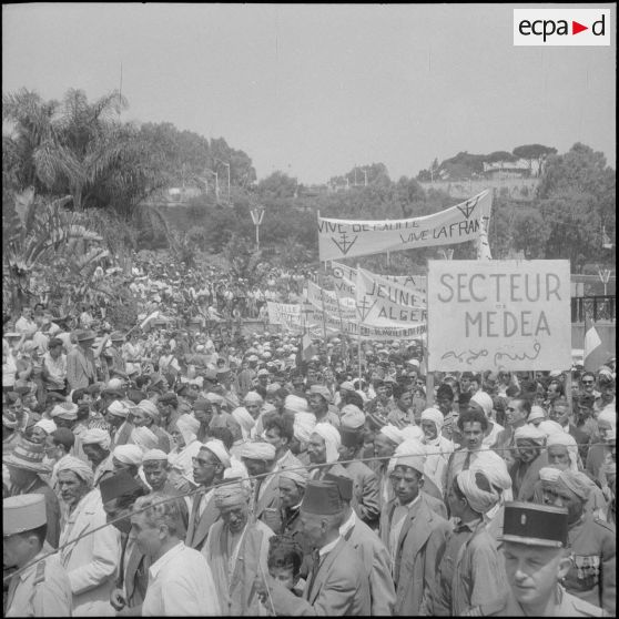 Manifestation en faveur de l'Algérie française. [Description en cours]