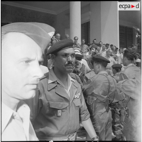 Manifestation en faveur de l'Algérie française. [Description en cours]