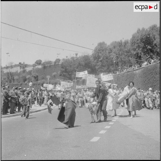 Manifestation en faveur de l'Algérie française. [Description en cours]