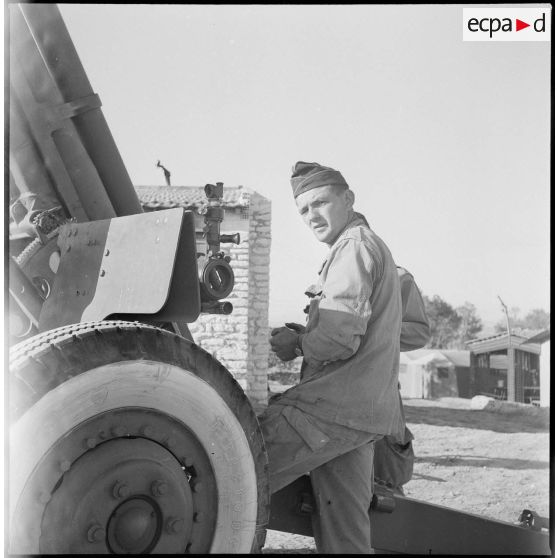 Présentation du dix-millième obus 105-h. [Description en cours]