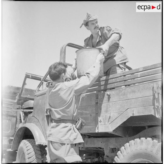 Vie quotidienne de fusiliers-marins. [Description en cours]
