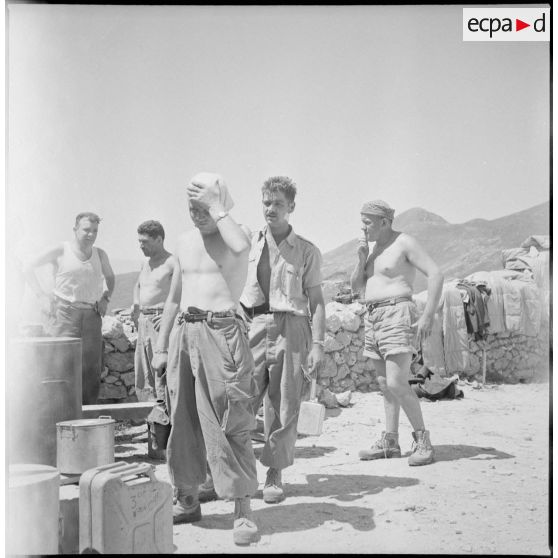 Vie quotidienne de fusiliers-marins. [Description en cours]