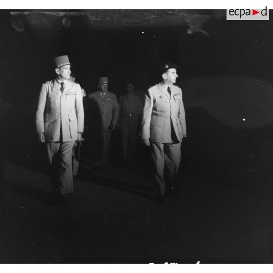 Cérémonie militaire nocturne sur la base d'Aïn-Arnat. [Description en cours]