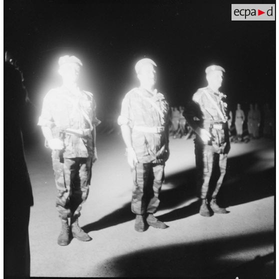 Cérémonie militaire nocturne sur la base d'Aïn-Arnat. [Description en cours]