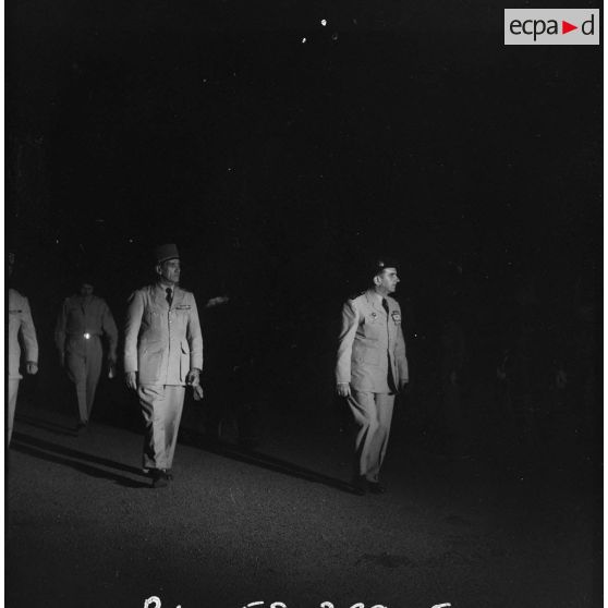 Cérémonie militaire nocturne sur la base d'Aïn-Arnat. [Description en cours]