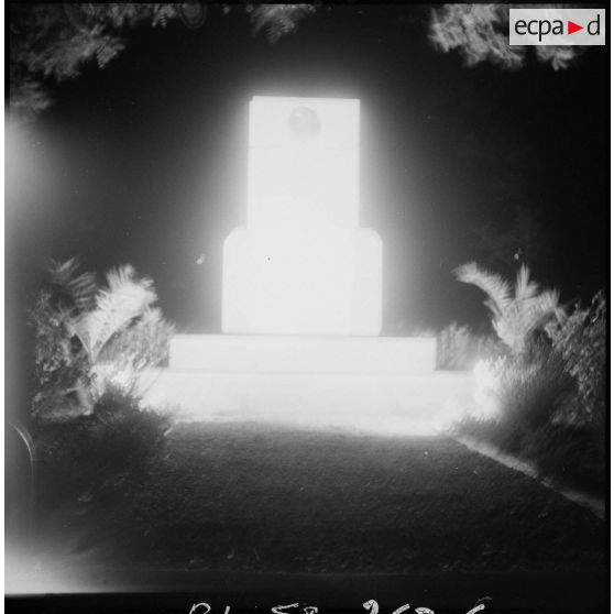 Cérémonie militaire nocturne sur la base d'Aïn-Arnat. [Description en cours]