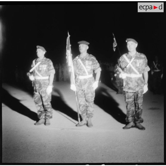 Cérémonie militaire nocturne sur la base d'Aïn-Arnat. [Description en cours]