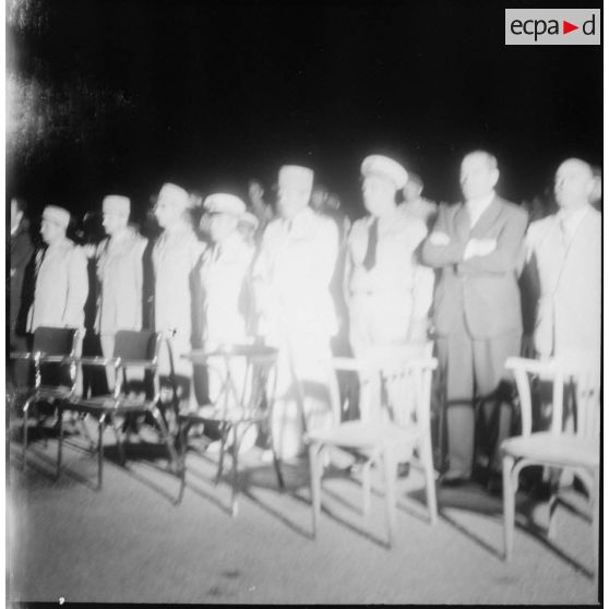 Cérémonie militaire nocturne sur la base d'Aïn-Arnat. [Description en cours]