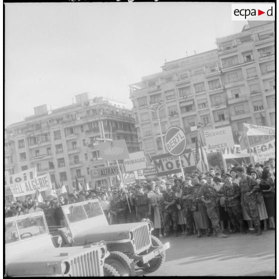 Manifestation d’employés du pétrole sur le forum d’Alger. [Description en cours]