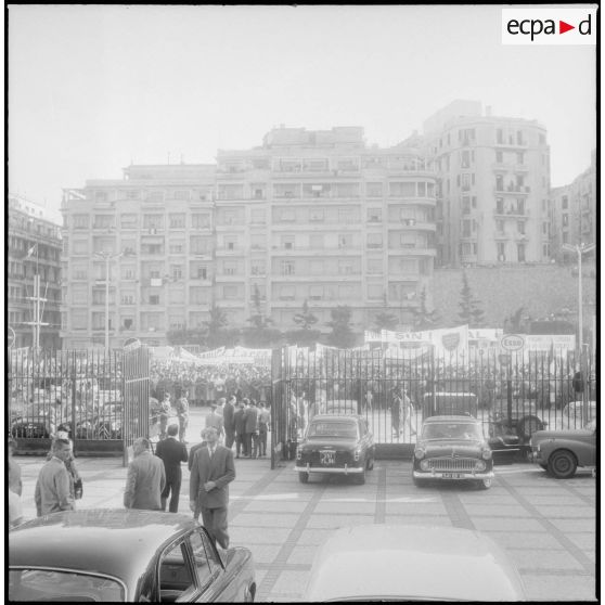 Manifestation d’employés du pétrole sur le forum d’Alger. [Description en cours]