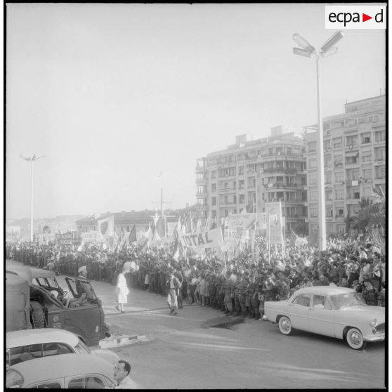 Manifestation d’employés du pétrole sur le forum d’Alger. [Description en cours]
