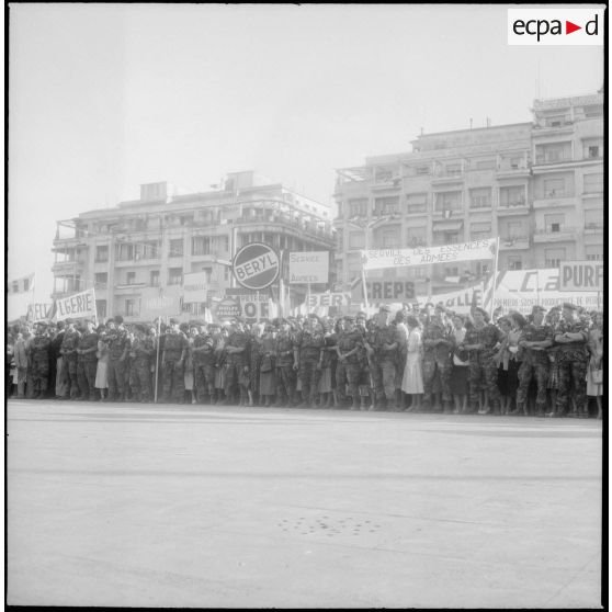 Manifestation d’employés du pétrole sur le forum d’Alger. [Description en cours]