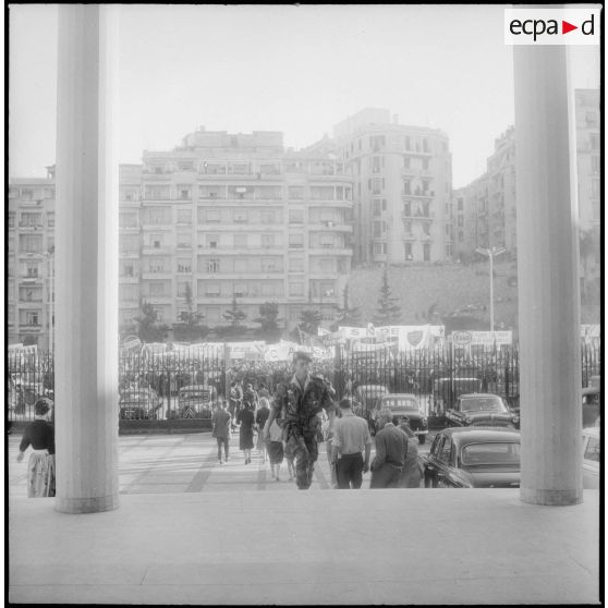 Manifestation d’employés du pétrole sur le forum d’Alger. [Description en cours]