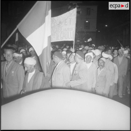 Manifestation nocturne d’anciens combattants à Alger. [Description en cours]