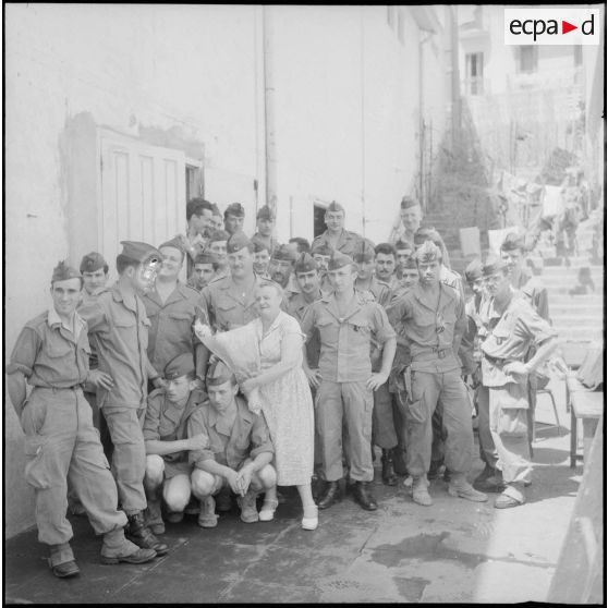 Célébration de la fête des mères avec la Maman du Soldat. [Description en cours]