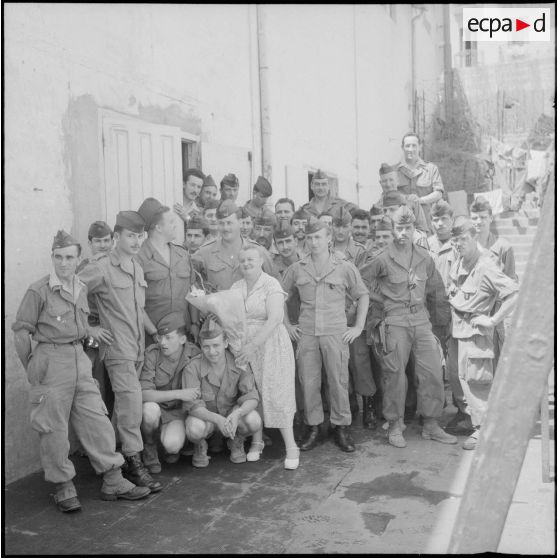 Célébration de la fête des mères avec la Maman du Soldat. [Description en cours]