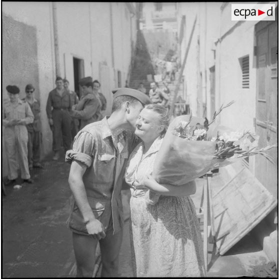 Célébration de la fête des mères avec la Maman du Soldat. [Description en cours]