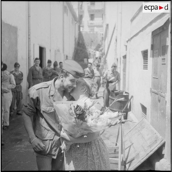 Célébration de la fête des mères avec la Maman du Soldat. [Description en cours]