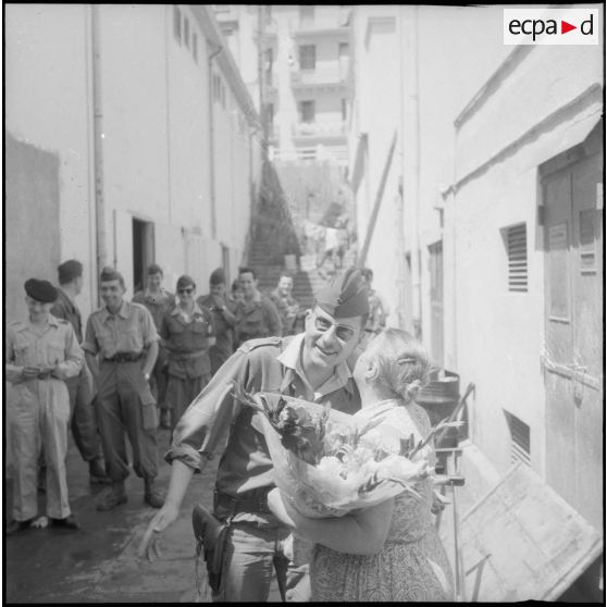Célébration de la fête des mères avec la Maman du Soldat. [Description en cours]