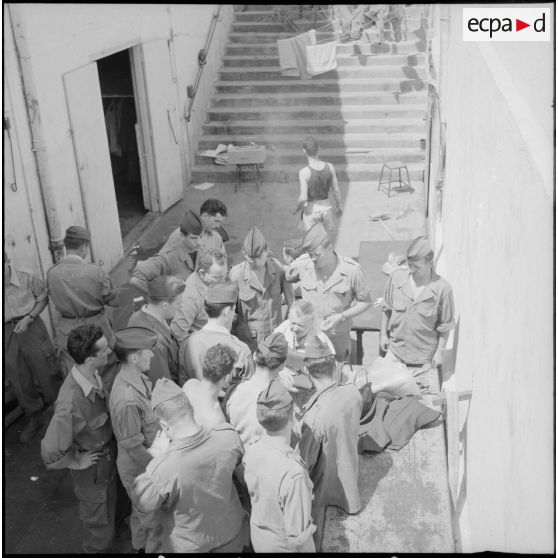 Célébration de la fête des mères avec la Maman du Soldat. [Description en cours]
