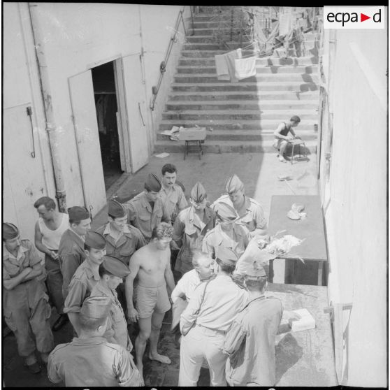 Célébration de la fête des mères avec la Maman du Soldat. [Description en cours]