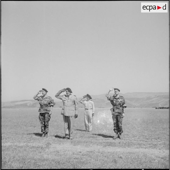 Passation de commandement au 13e RDP en Zone Est Algérois (ZEA). [Description en cours]