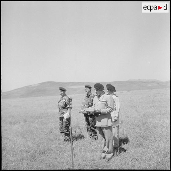 Passation de commandement au 13e RDP en Zone Est Algérois (ZEA). [Description en cours]