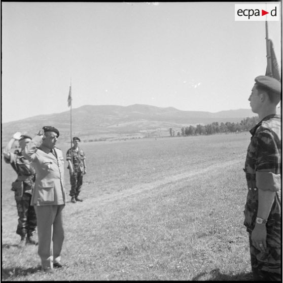 Passation de commandement au 13e RDP en Zone Est Algérois (ZEA). [Description en cours]