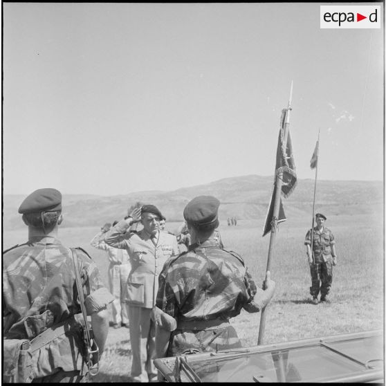 Passation de commandement au 13e RDP en Zone Est Algérois (ZEA). [Description en cours]