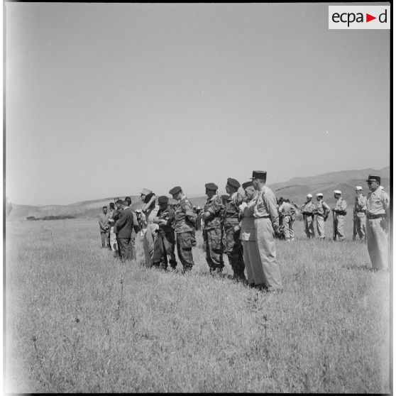 Passation de commandement au 13e RDP en Zone Est Algérois (ZEA). [Description en cours]