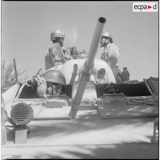 Opération dans le désert. [Description en cours]