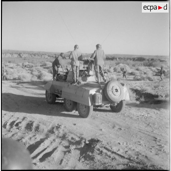 Opération dans le désert. [Description en cours]