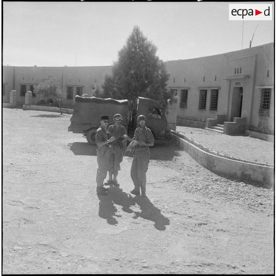 Opération dans le désert. [Description en cours]