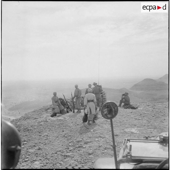 Activités quotidiennes dans le désert. [Description en cours]