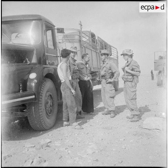Activités quotidiennes dans le désert. [Description en cours]