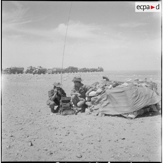 Campement militaire dans le désert. [Description en cours]